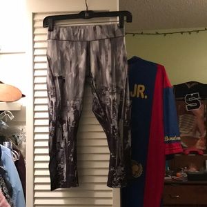 Reebok womens XS cropped leggings sky line pattern